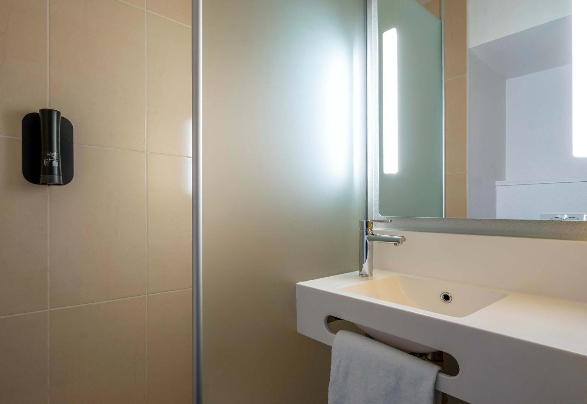 B&B Hotel Niort Marais Poitevin Est ภายนอก รูปภาพ